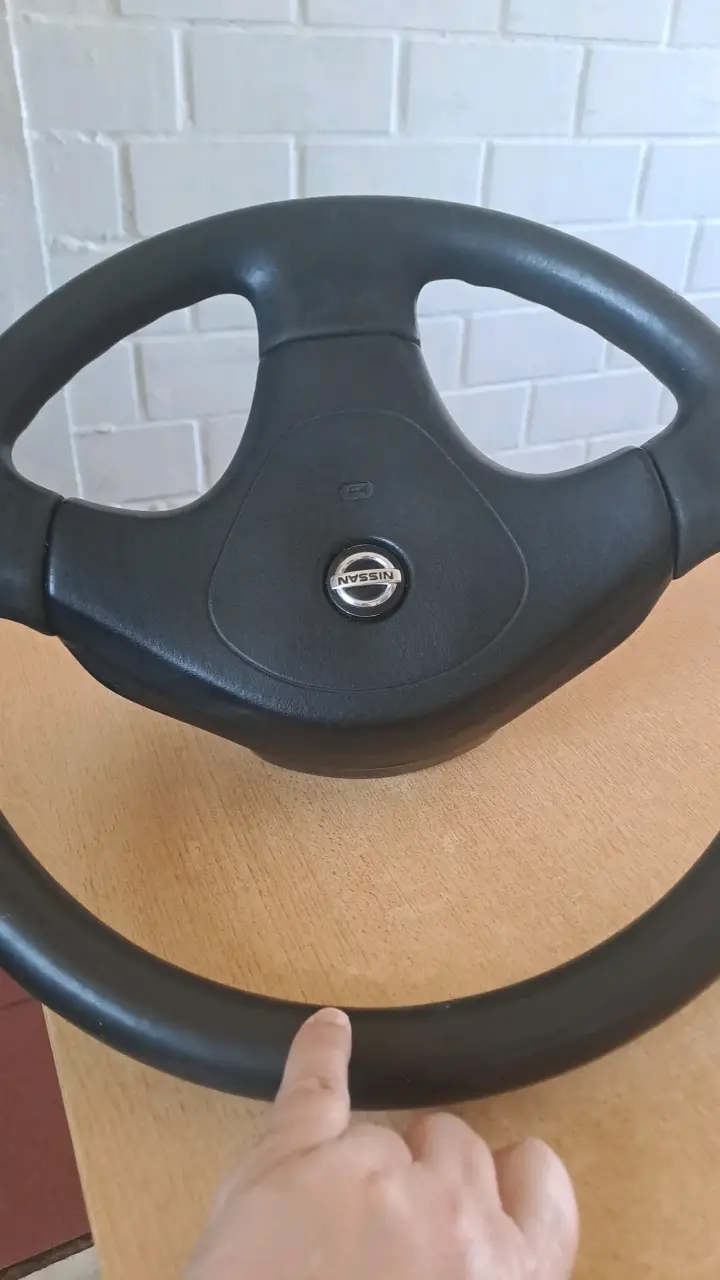 Volante Nissan original - miniatura 3