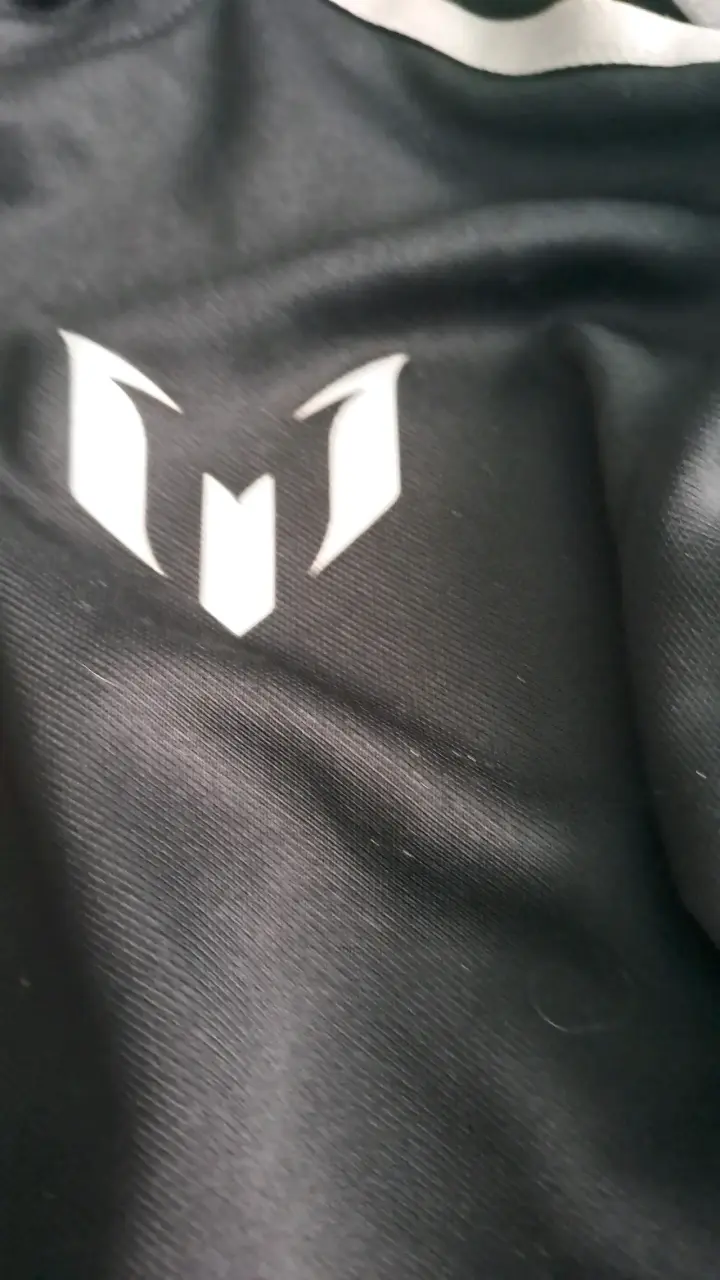 Polera negra con logo - miniatura 1