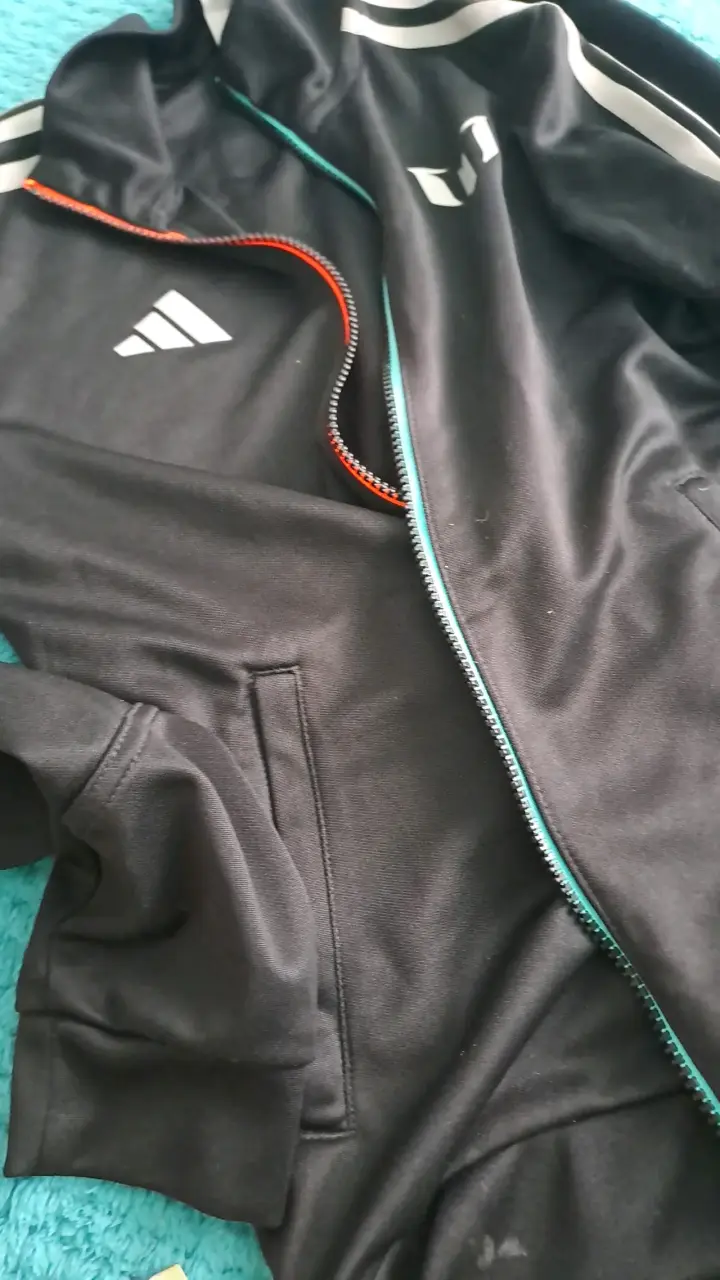 Polera negra con logo - miniatura 2