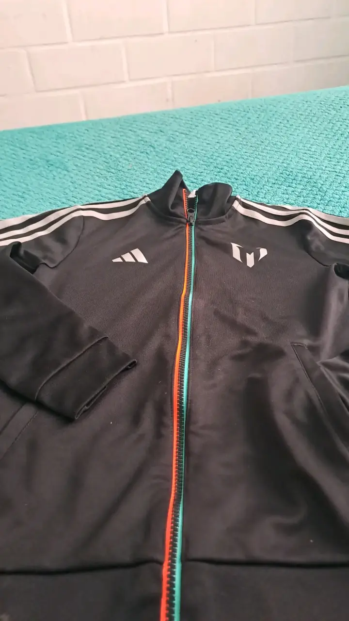 Polera negra con logo - miniatura 3