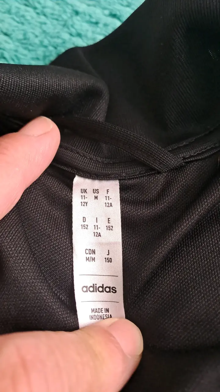 Polera negra con logo - miniatura 4