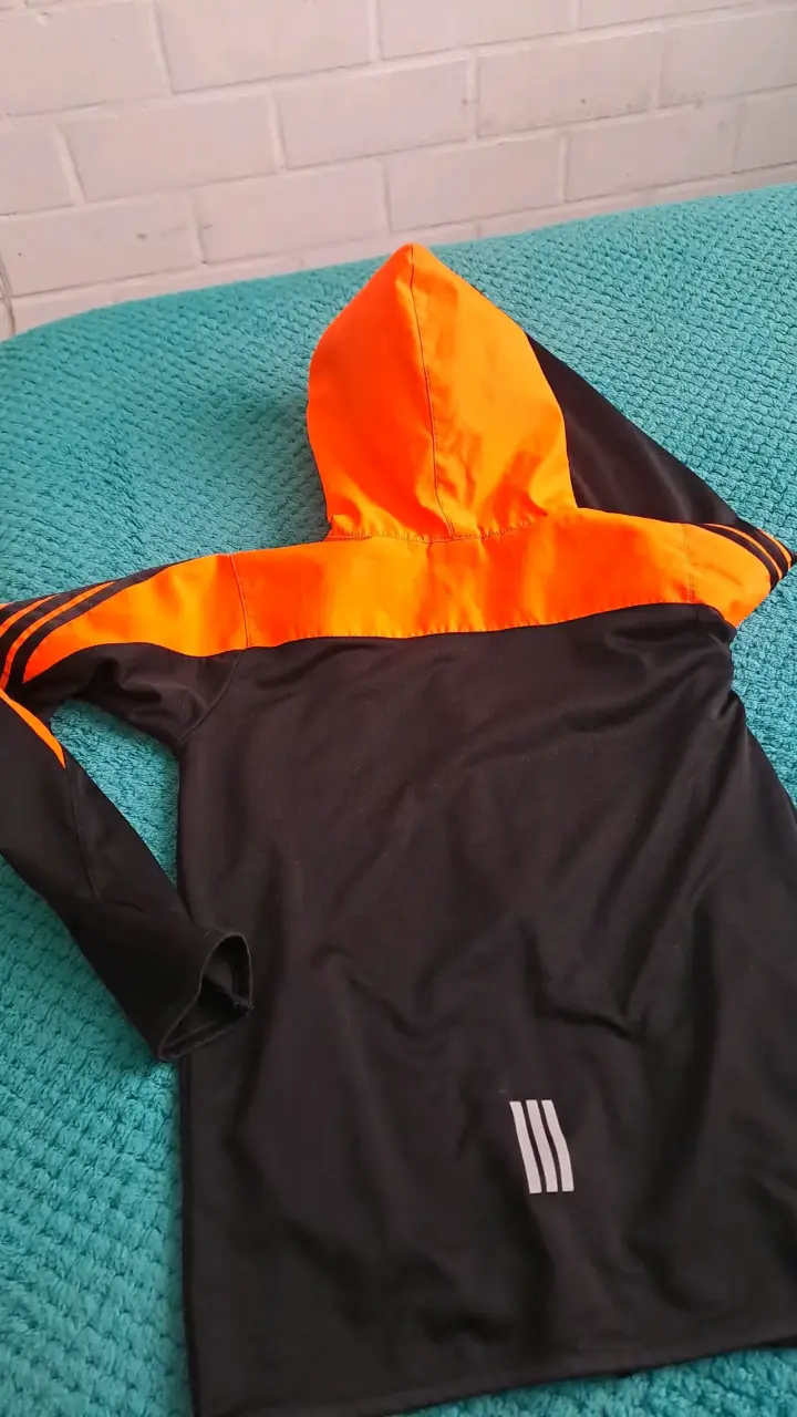 Chaqueta deportiva Adidas naranja y negra - miniatura 2
