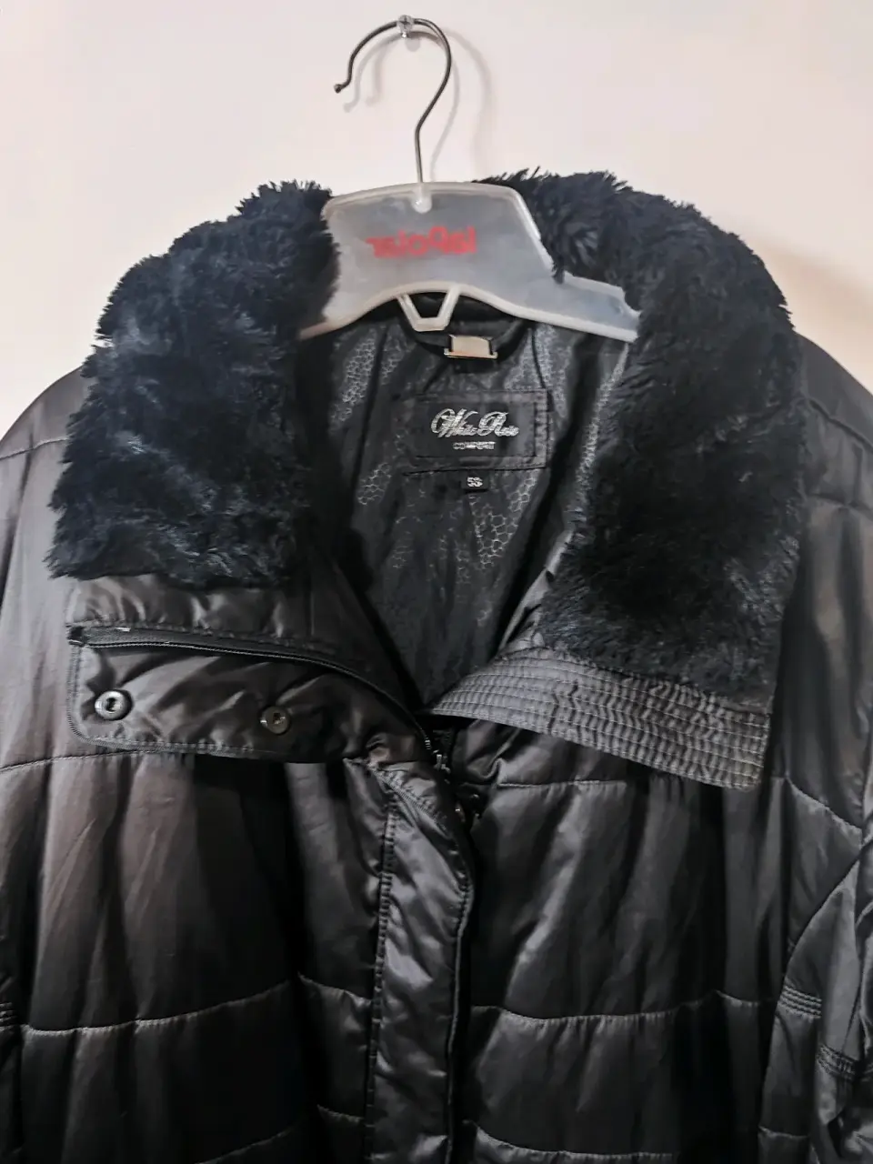 Abrigo negro con cuello de peluche - miniatura 2