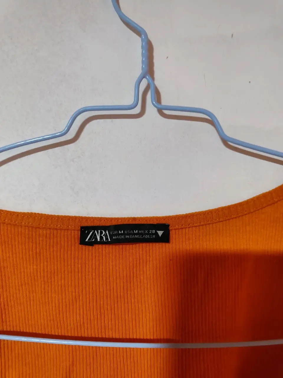 Blusa naranja con volantes - miniatura 2
