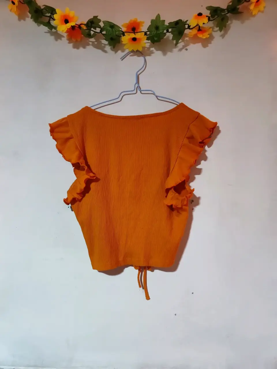 Blusa naranja con volantes - miniatura 3