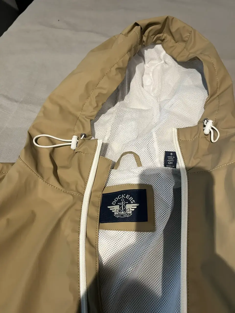 Chaqueta beige con capucha - miniatura 2
