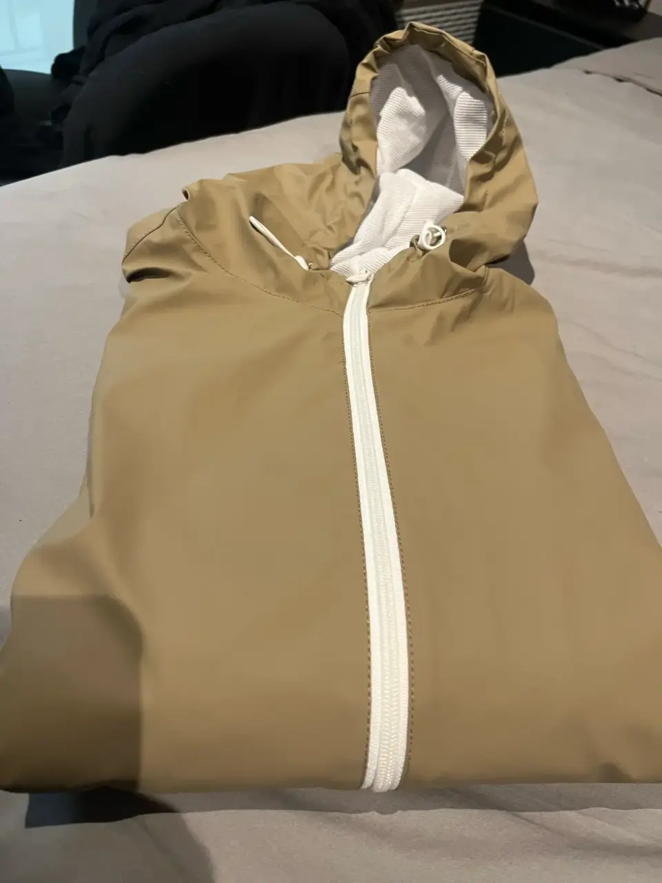 Chaqueta beige con capucha - miniatura 3
