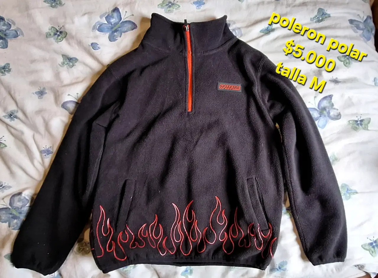 Polerón polar negro con llamas