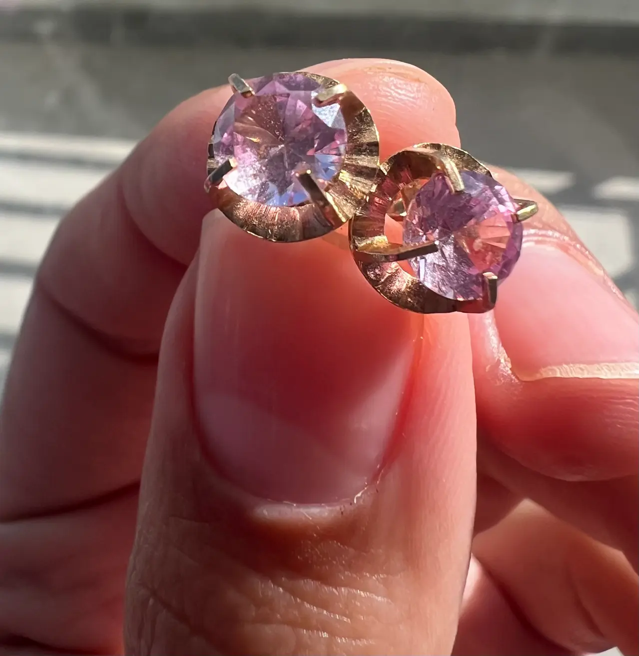 Aros de oro con piedras rosas - miniatura 3