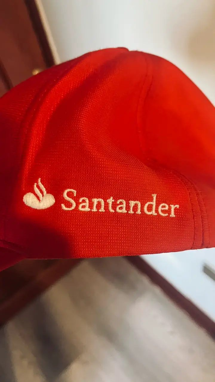 Gorra roja Ferrari x Santander - miniatura 2