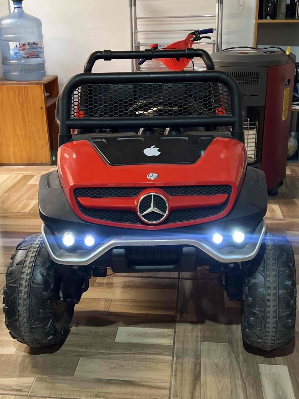Auto eléctrico infantil Mercedes rojo - miniatura 1