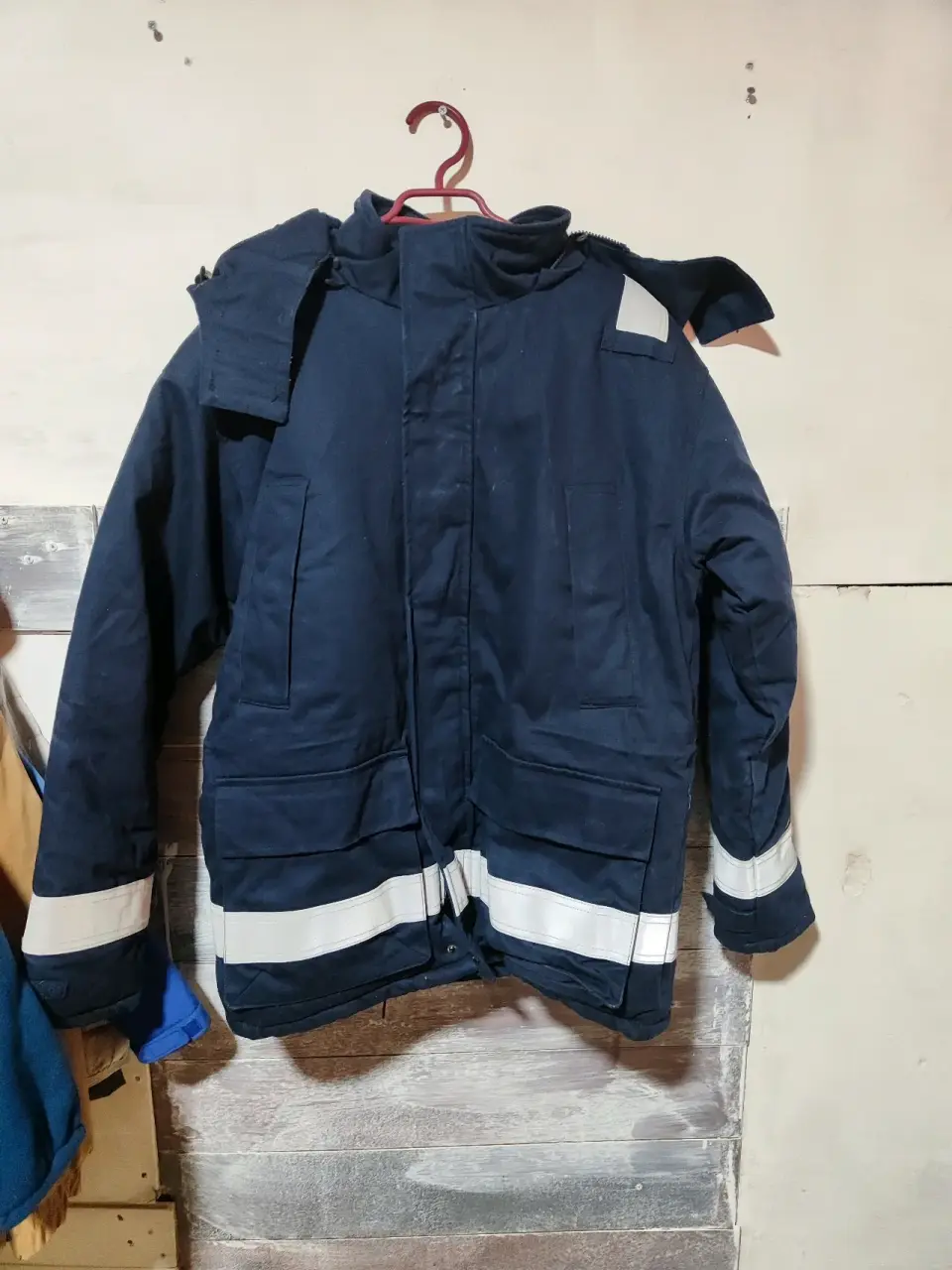 Chaqueta azul reflectante con capucha - miniatura 2
