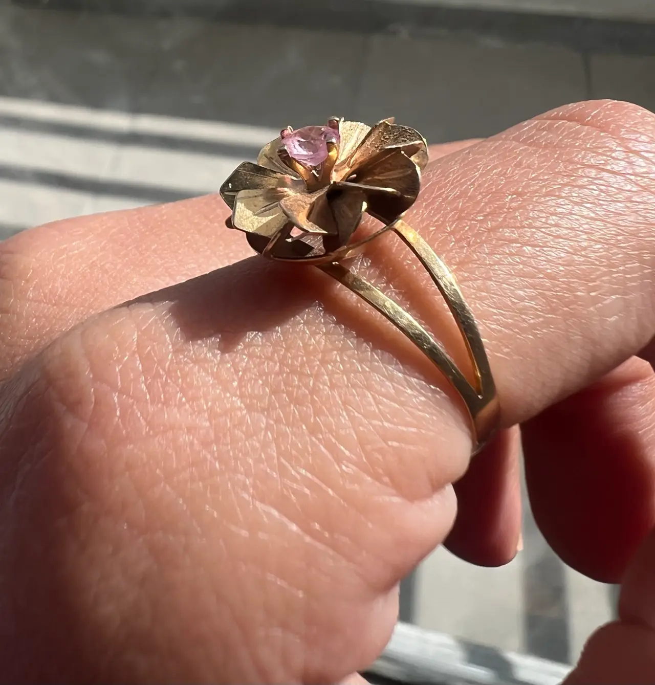 Anillo flor de oro con piedra rosa - miniatura 2
