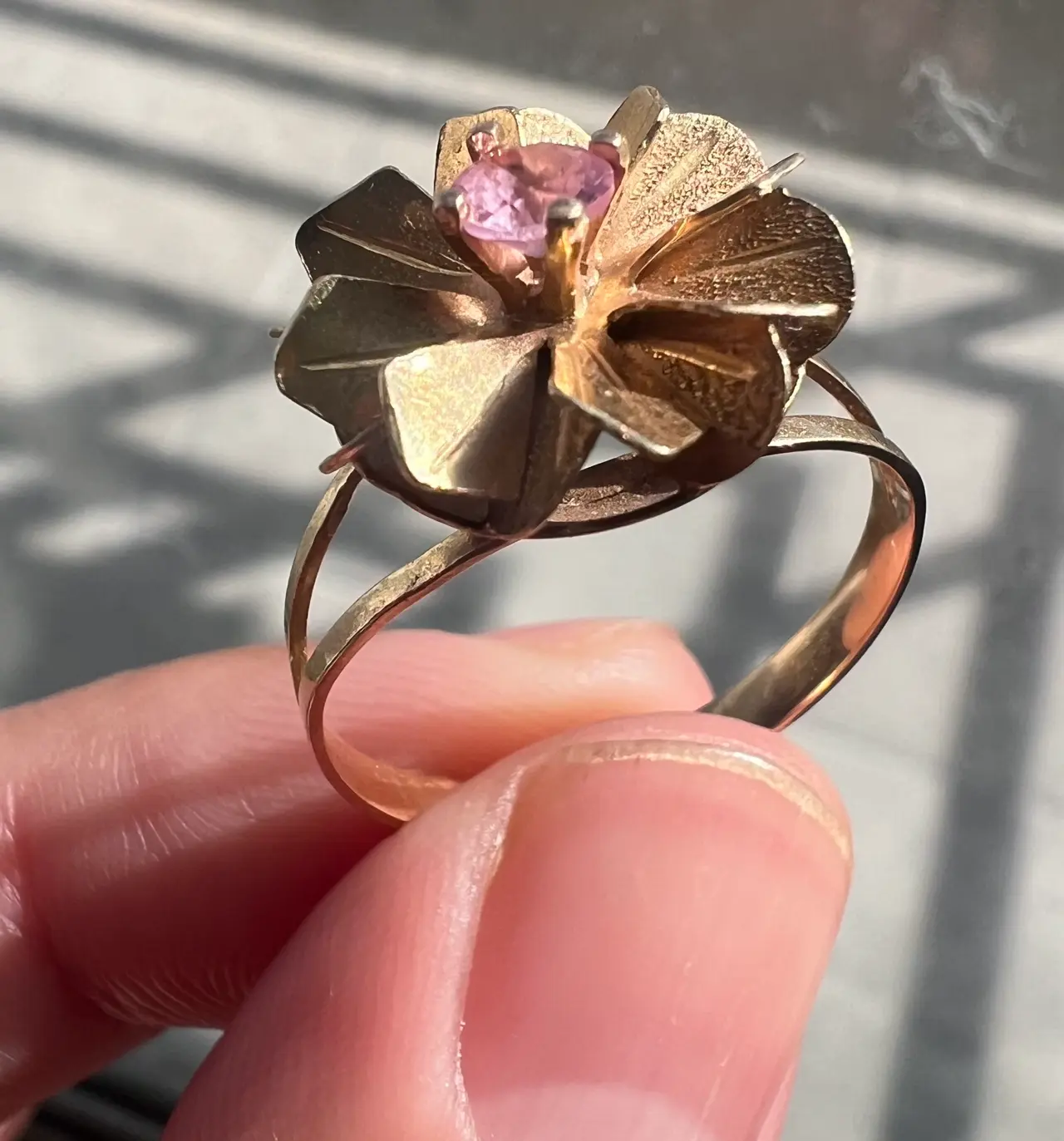 Anillo flor de oro con piedra rosa - miniatura 4