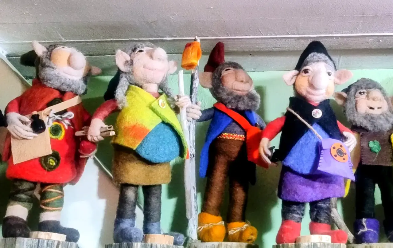 Muñecos de lana estilo duendes - miniatura 1