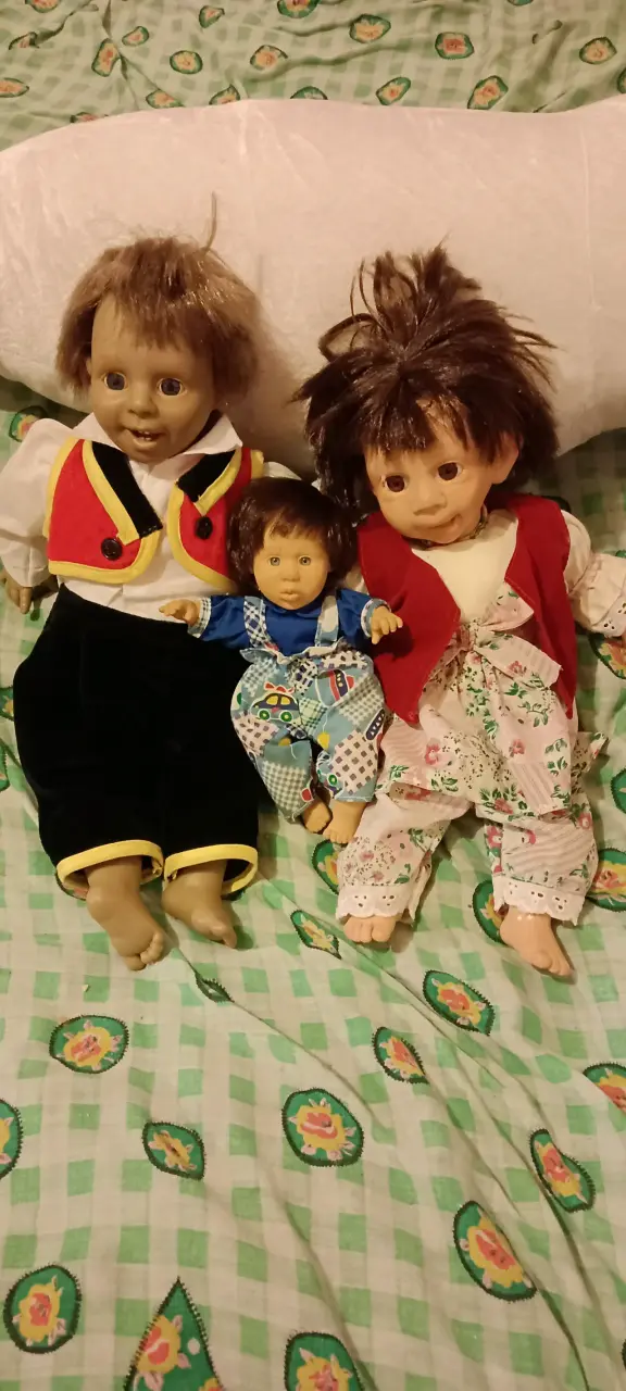 Muñecos antiguos en conjunto