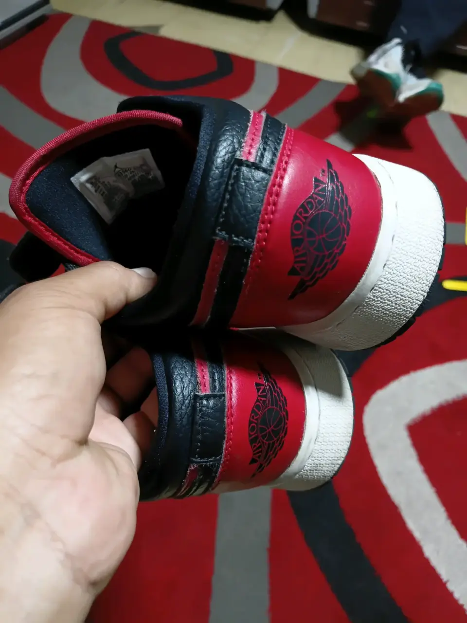 Zapatillas rojas y negras - miniatura 3
