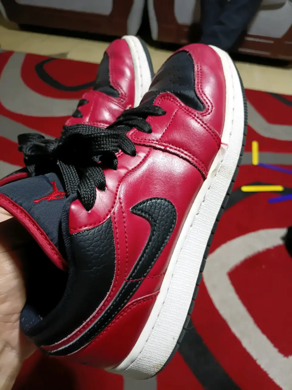 Zapatillas rojas y negras - miniatura 4