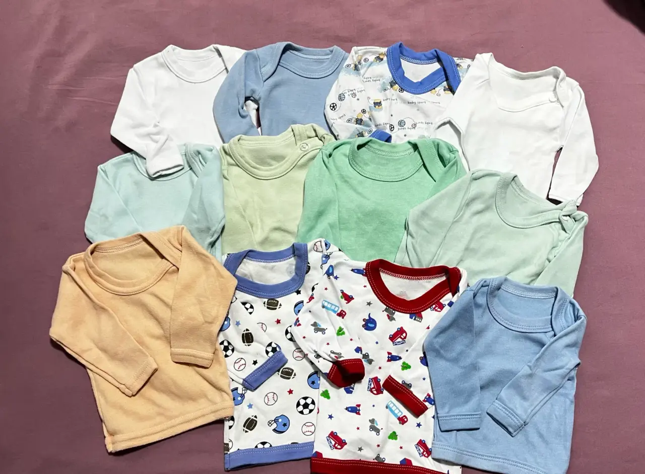 Camisetas de bebé colores variados