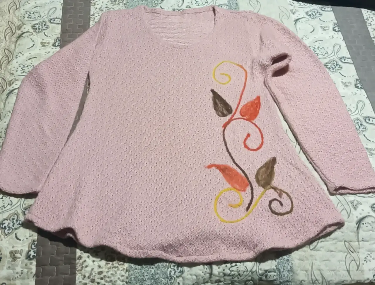 Sweater rosado con diseño floral
