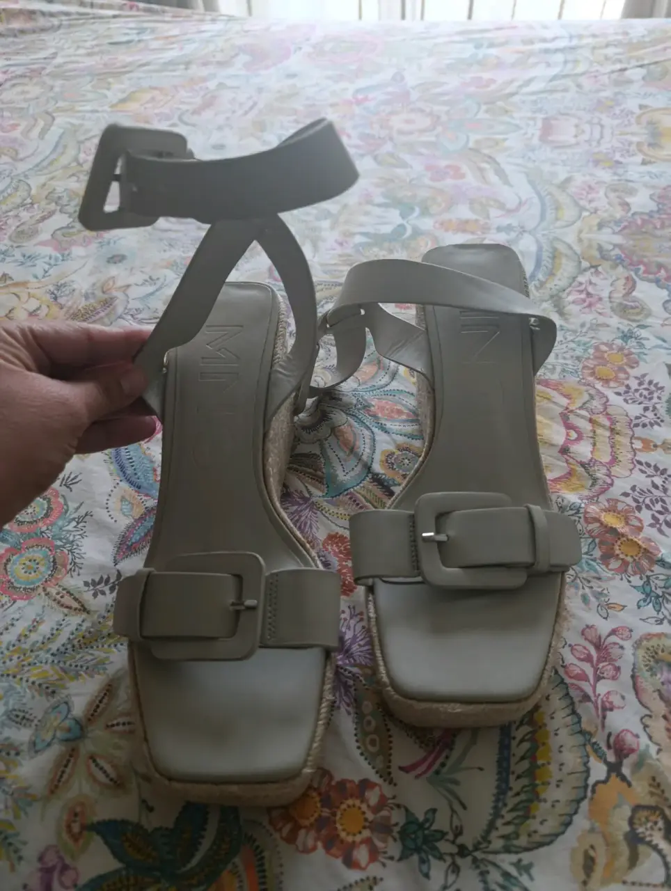 Sandalias hueso con hebillas, marca Mango - miniatura 1