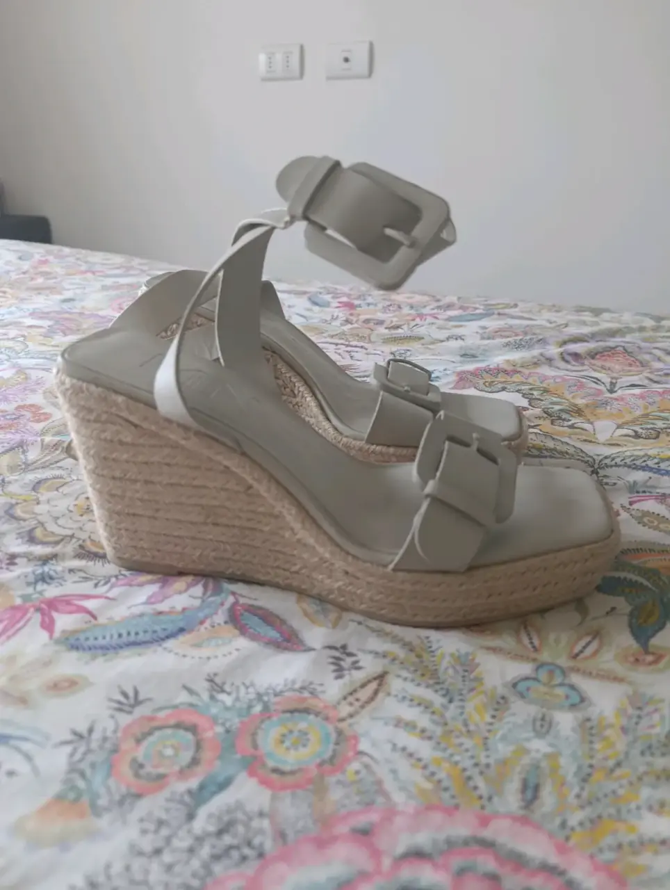 Sandalias hueso con hebillas, marca Mango - miniatura 2