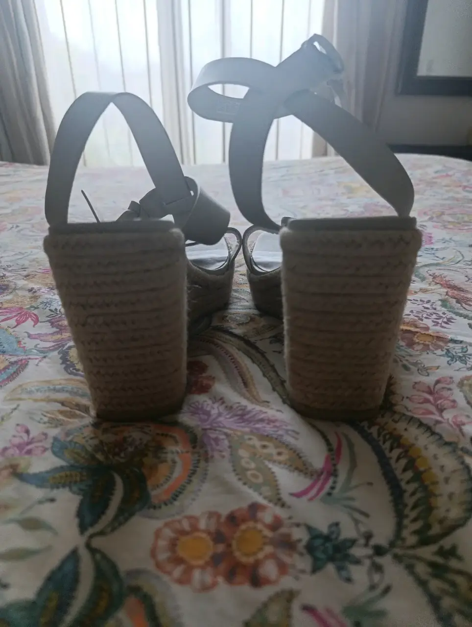 Sandalias hueso con hebillas, marca Mango - miniatura 3