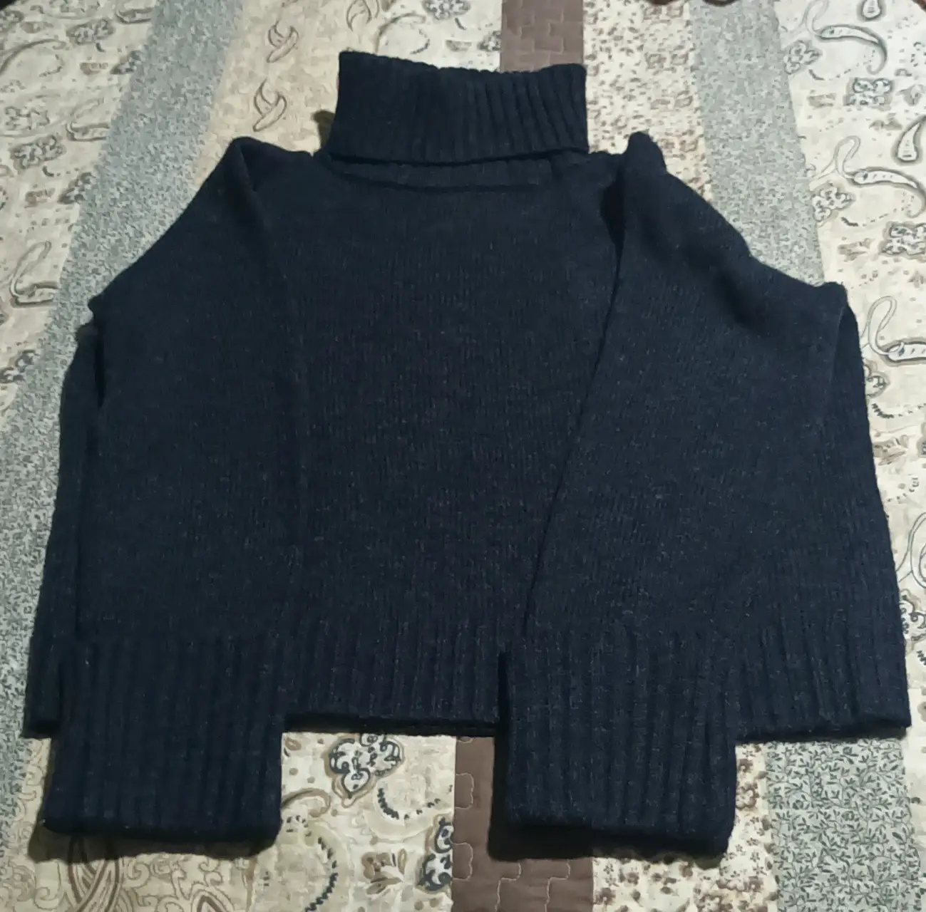 Suéter azul cuello alto