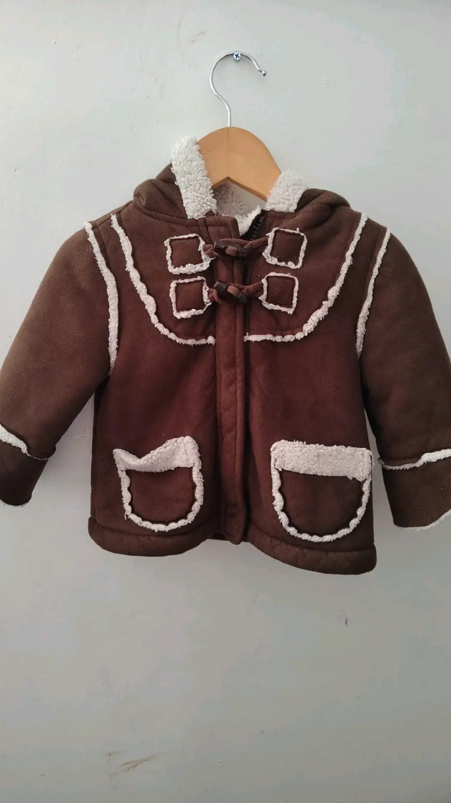 Chaqueta infantil marrón con capucha - miniatura 1
