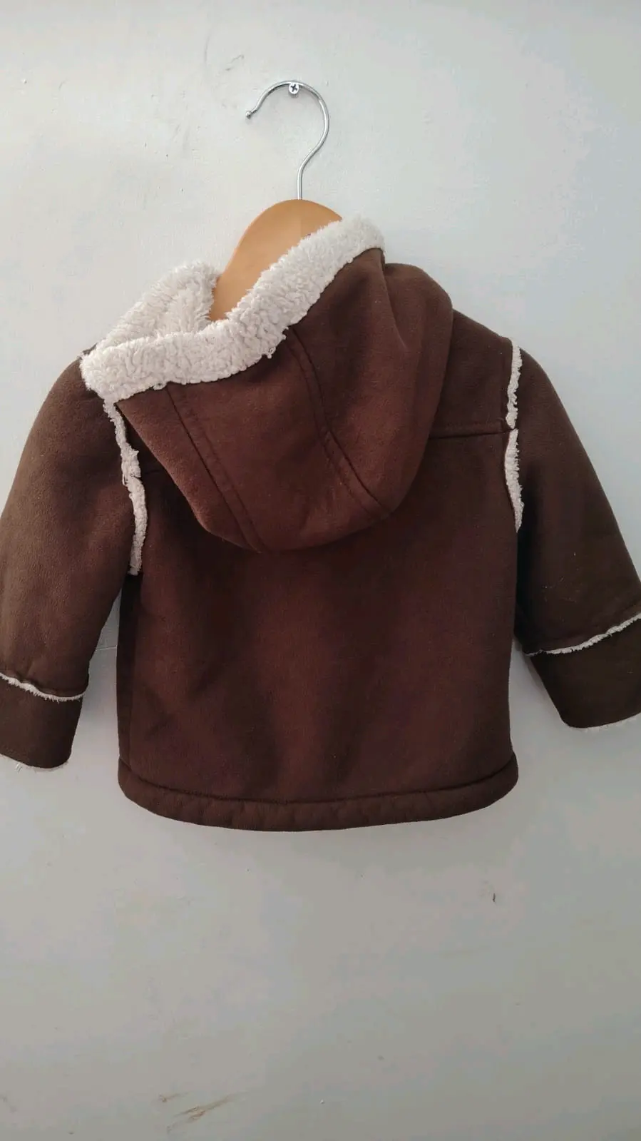 Chaqueta infantil marrón con capucha - miniatura 2