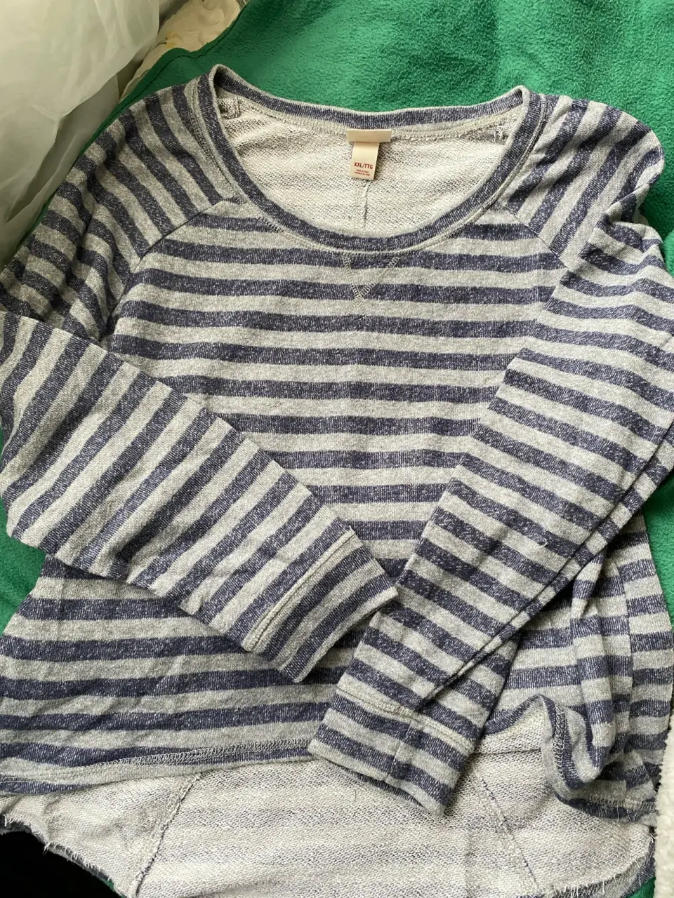 Suéter rayado azul y gris