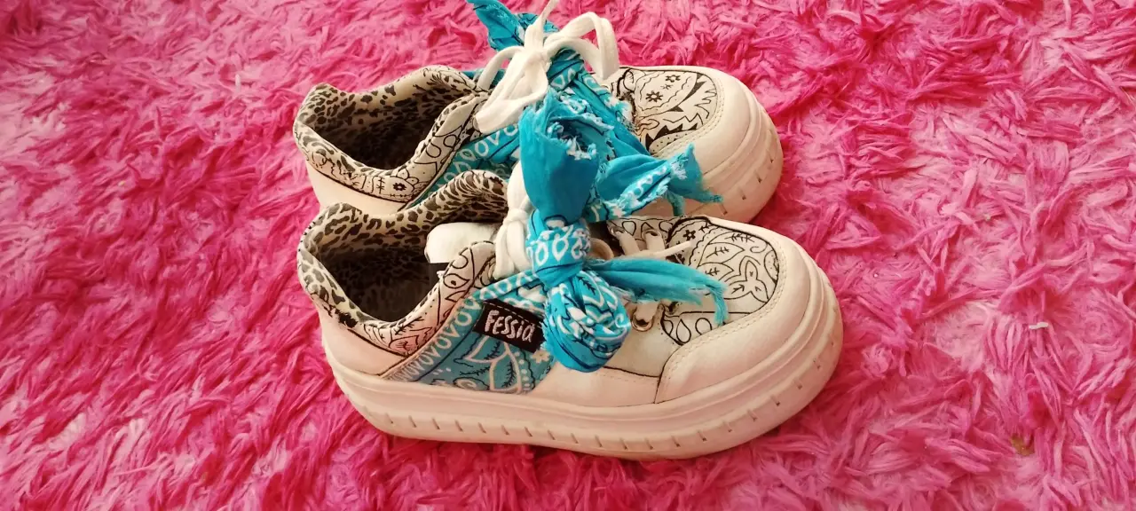 Zapatillas blancas con diseño azul