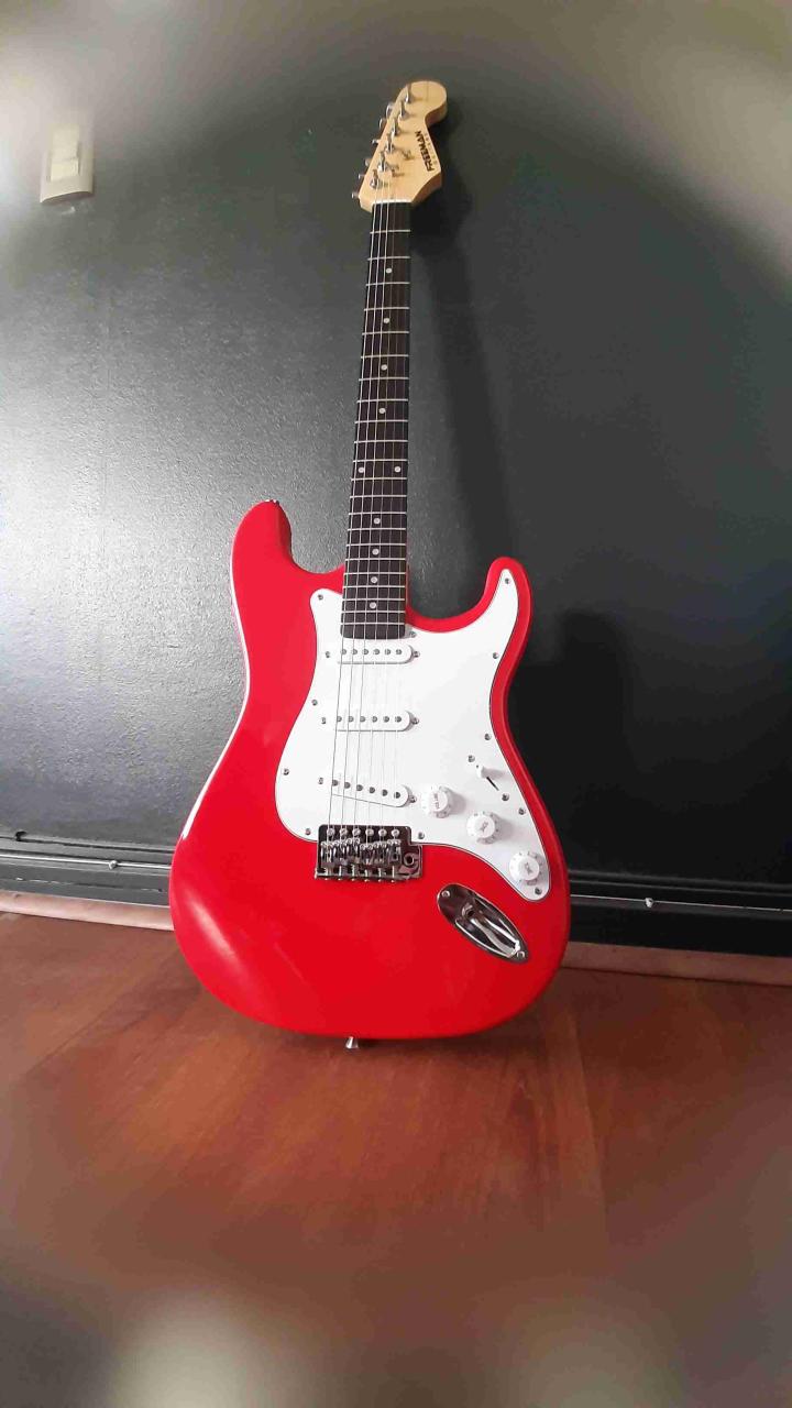 Guitarra eléctrica roja estilo Stratocaster - miniatura 1