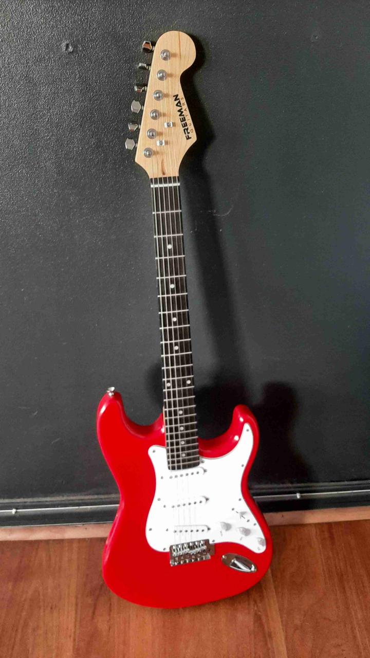 Guitarra eléctrica roja estilo Stratocaster - miniatura 2