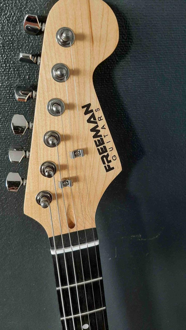 Guitarra eléctrica roja estilo Stratocaster - miniatura 3