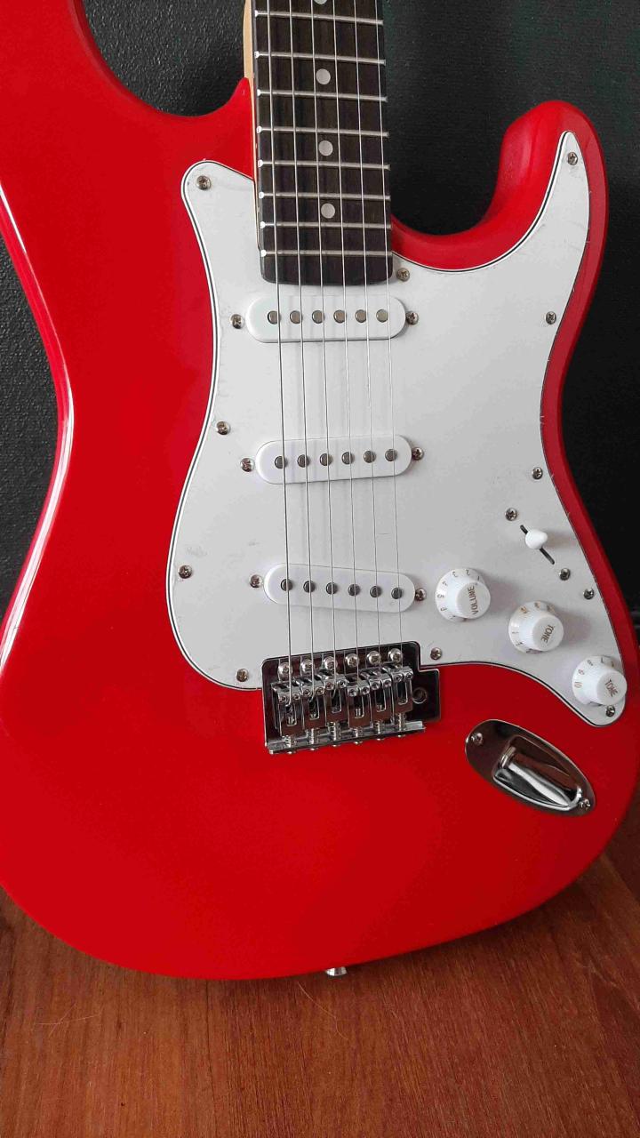 Guitarra eléctrica roja estilo Stratocaster - miniatura 4