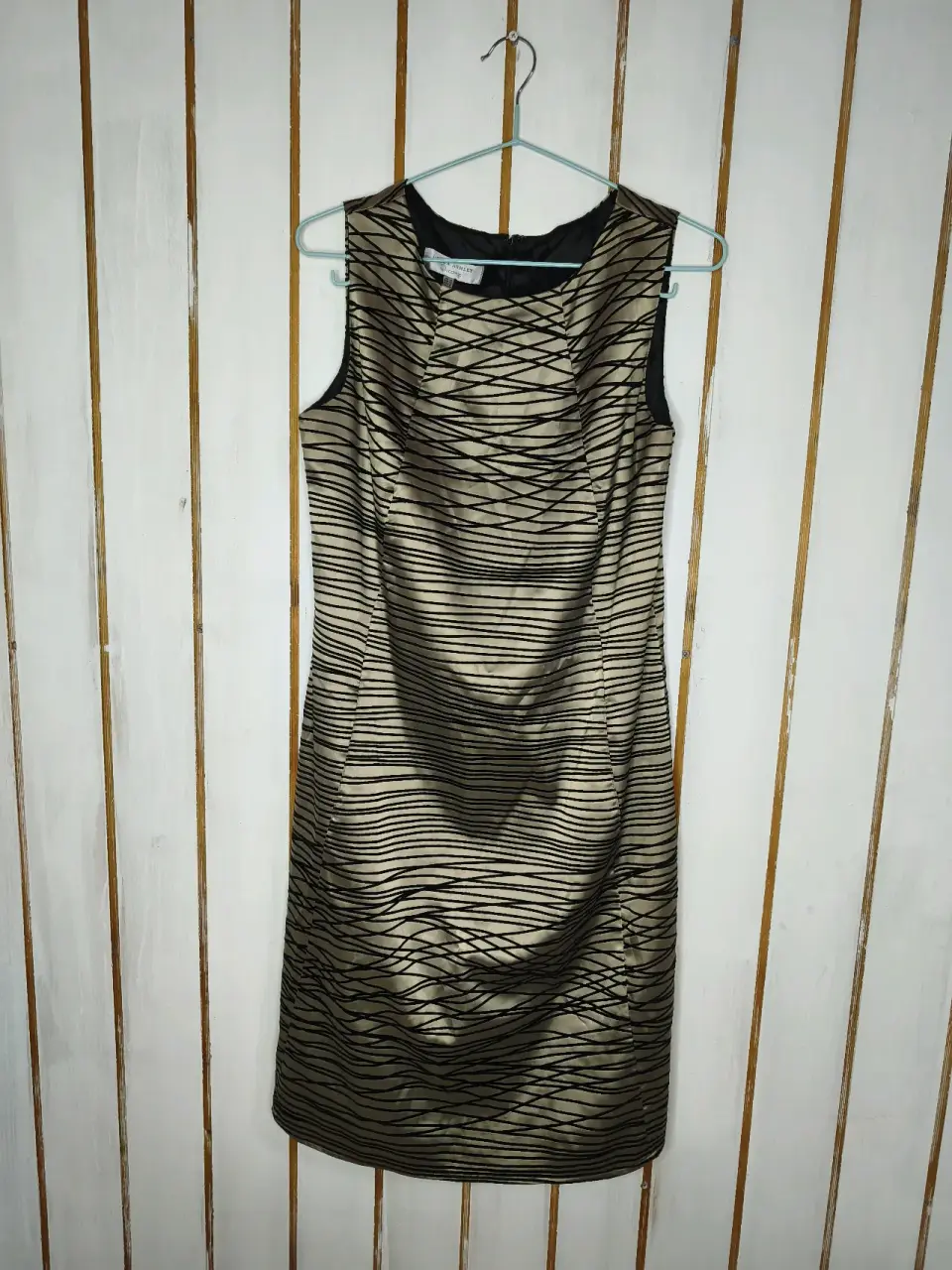 Vestido elegante rayado dorado