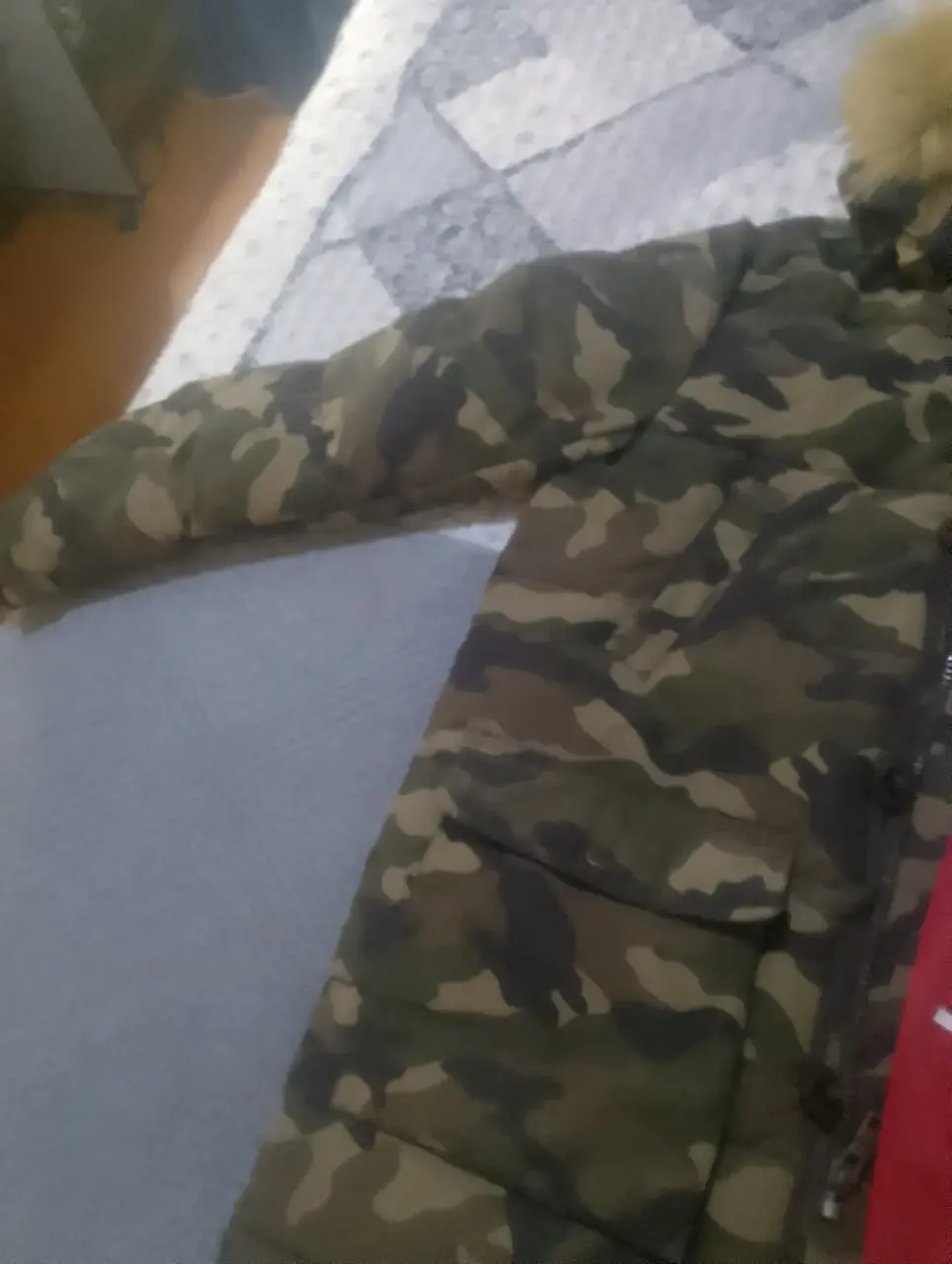 Parka camuflada con capucha - miniatura 4
