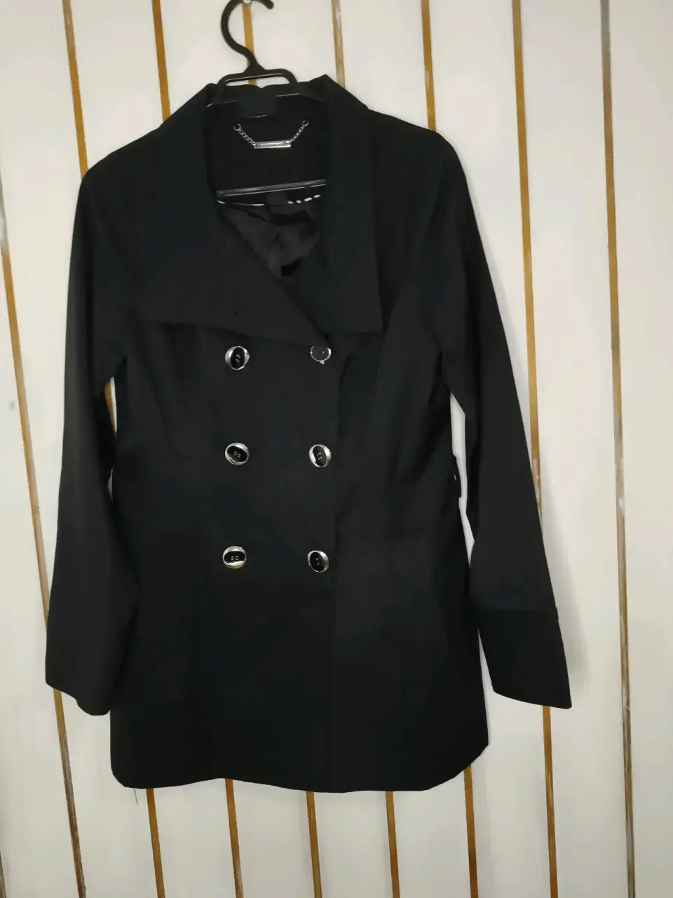 Trench negro con botones dobles