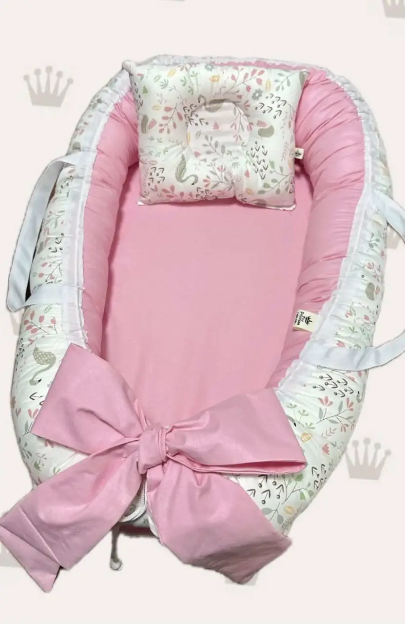 Nido de bebé rosa con cojín