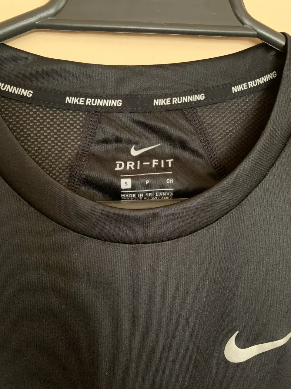 Polera deportiva negra Nike - miniatura 3