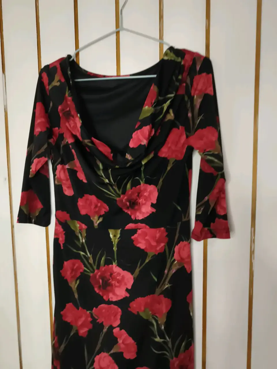 Vestido largo floral negro y rojo - miniatura 3