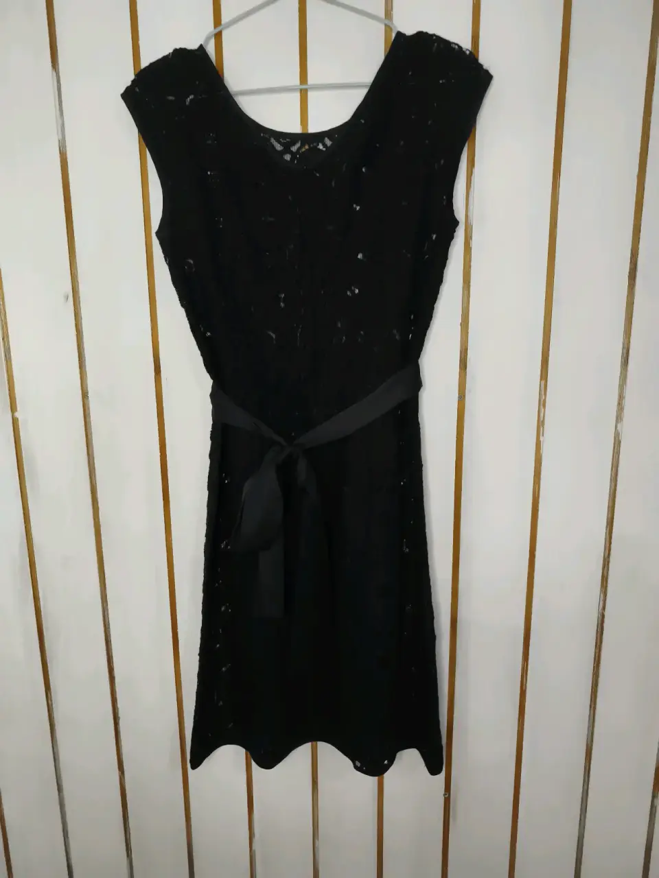 Vestido negro con encaje - miniatura 2