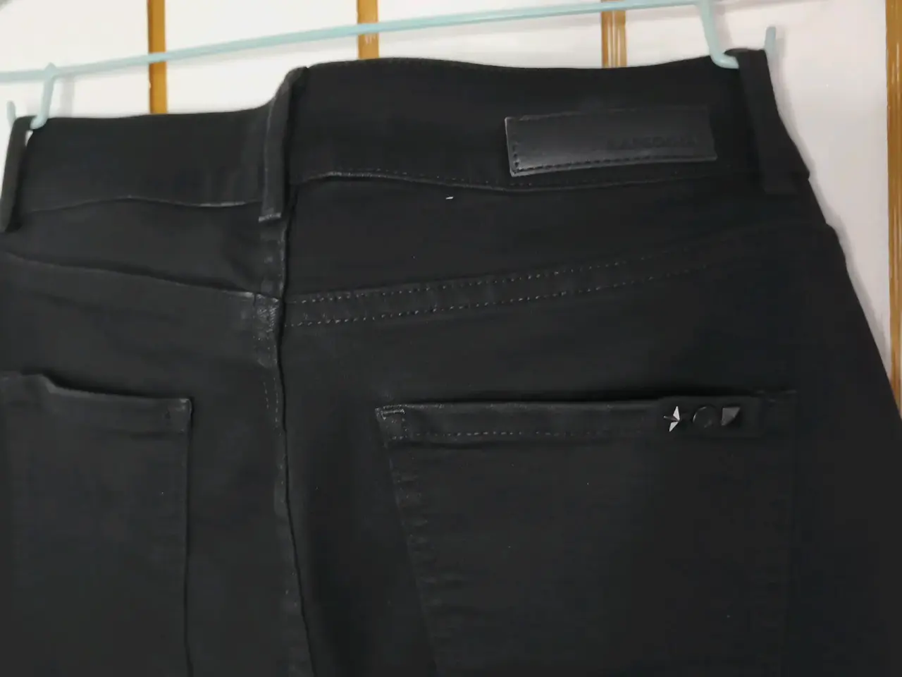 Jeans negros con tachas - miniatura 3
