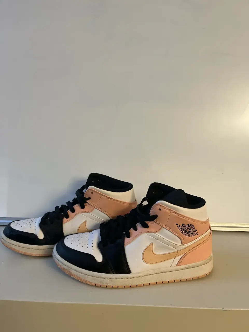 Zapatillas Air jordan negras y rosadas - miniatura 2