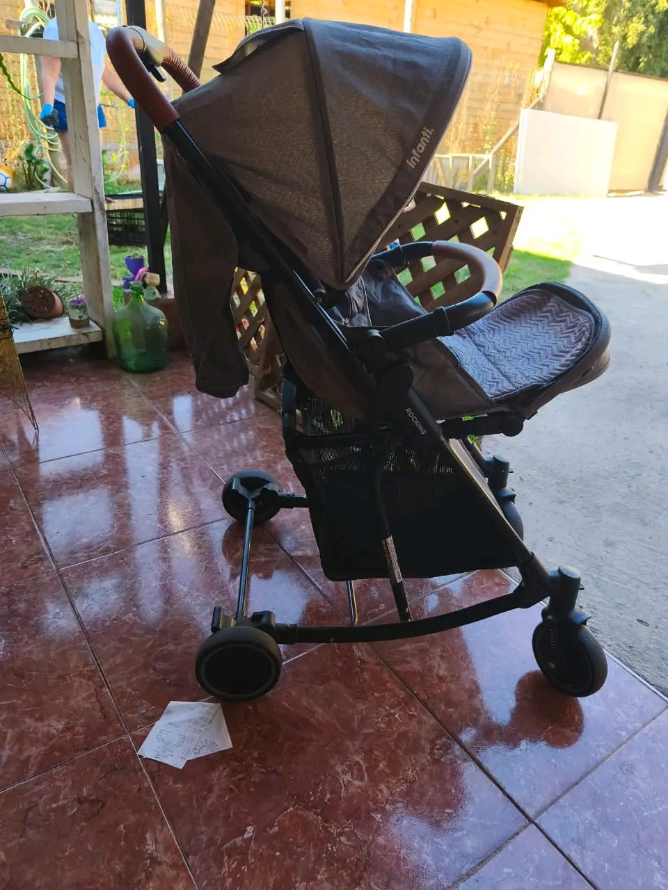 Coche de bebé negro compacto - miniatura 2