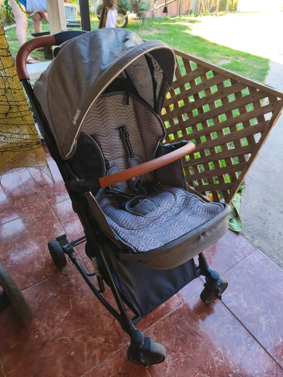 Coche de bebé negro compacto - miniatura 3