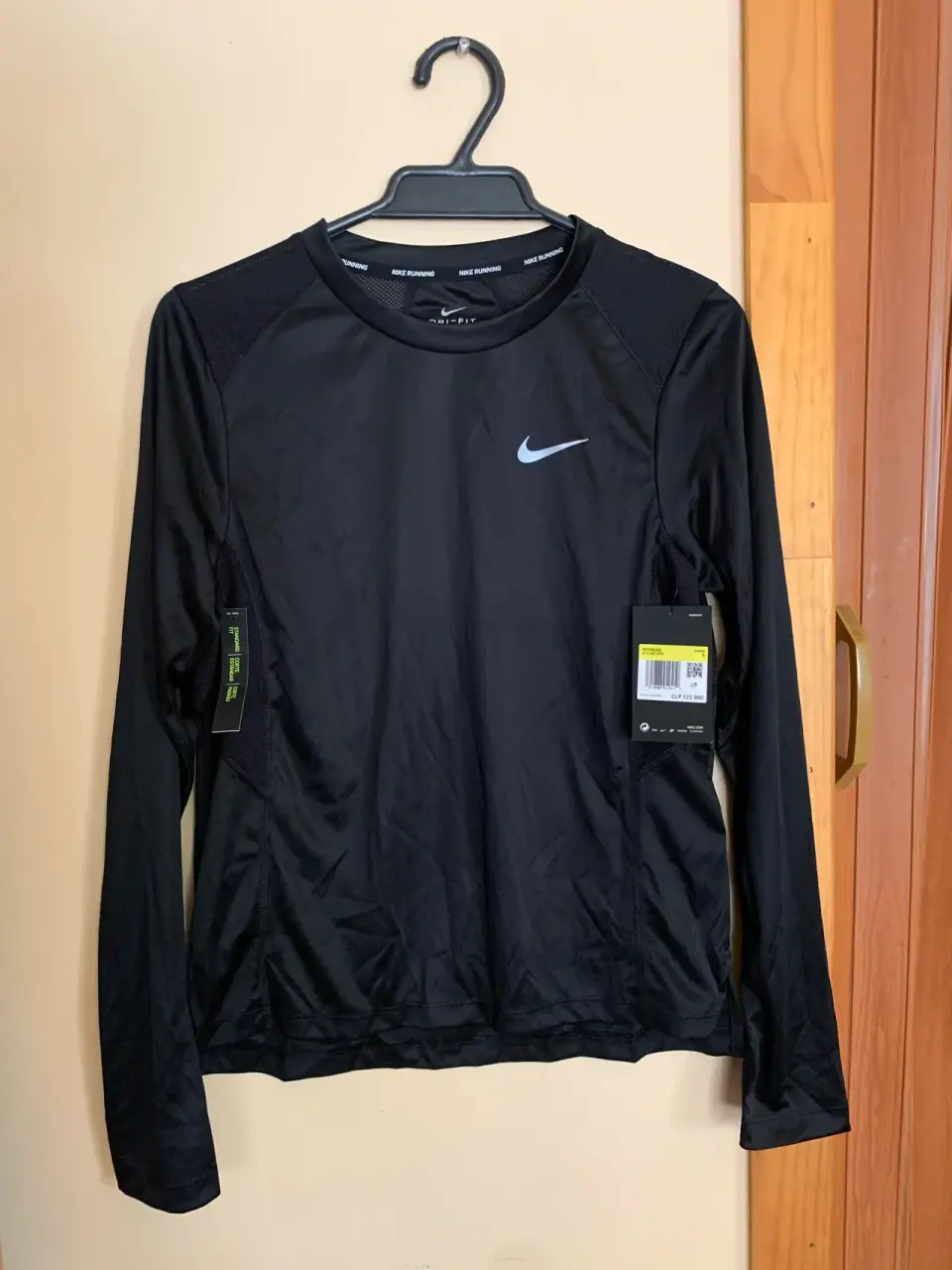 Polera negra Nike de running
