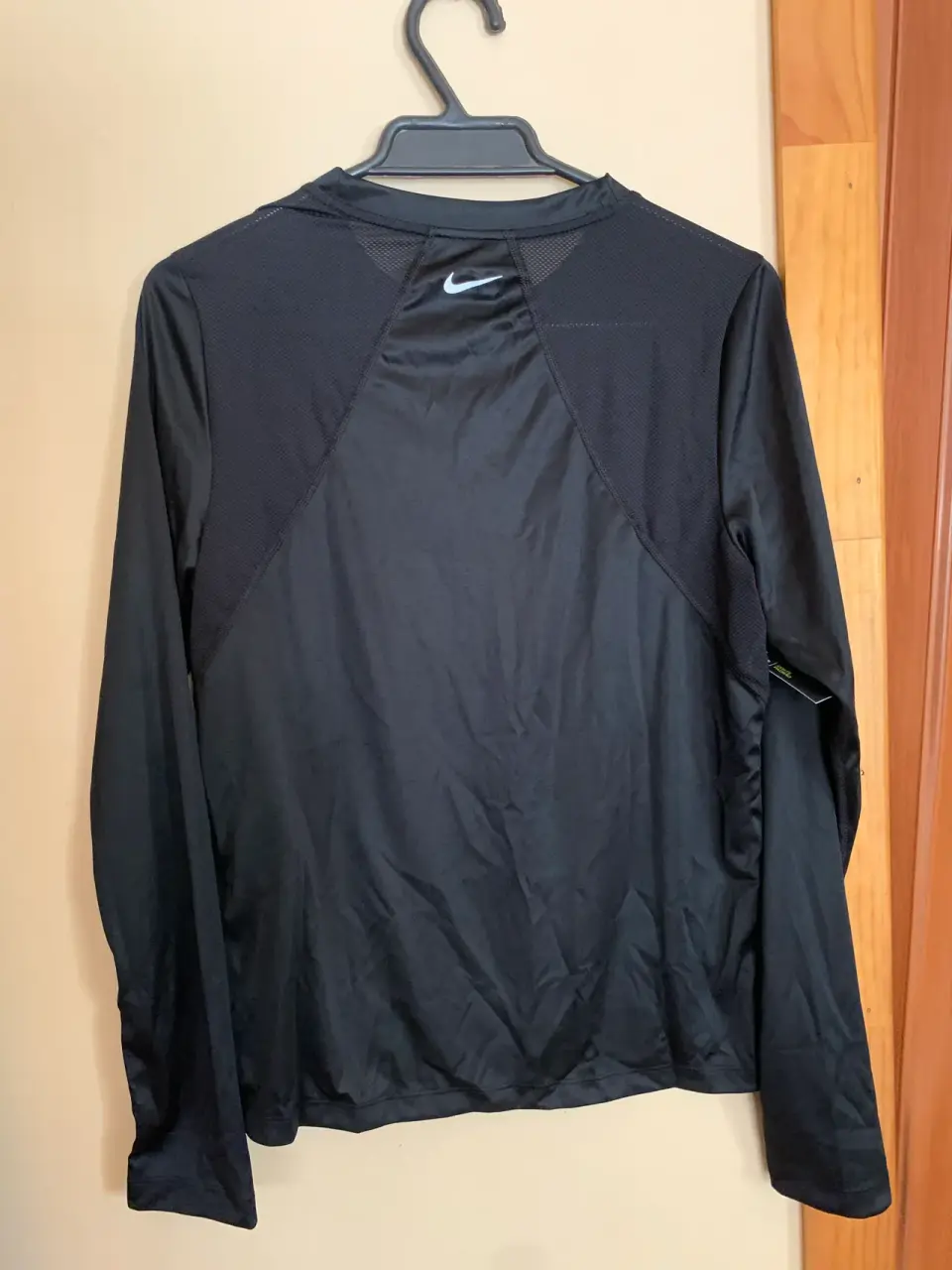 Polera negra Nike de running - miniatura 2