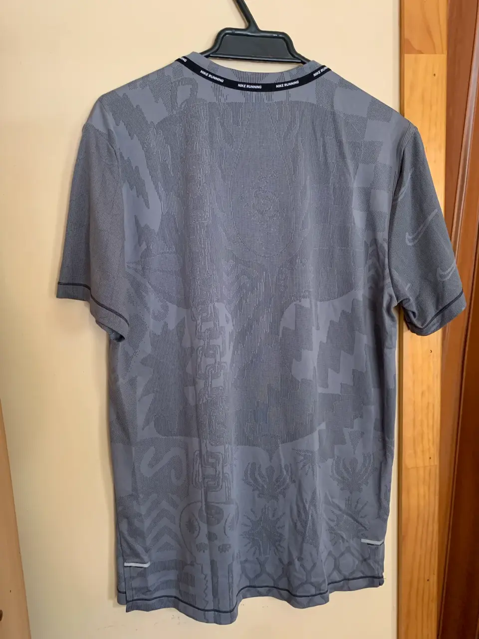Polera Nike Dri-Fit gris - miniatura 3